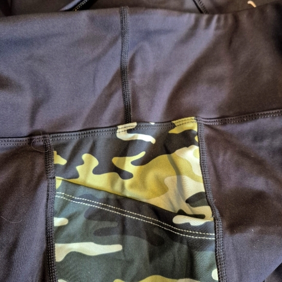 LuLaRoe Rise Brave line women's size 3X leggings black / camo side stripe NWOT - Picture 5 of 7